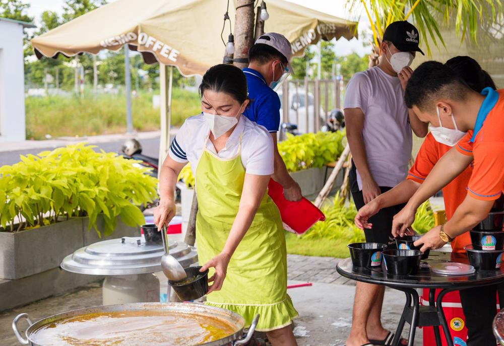 Doanh nhân Đặng Thị Kim Oanh trong vai trò “bếp trưởng” chế biến hơn 30.000 suất ăn dinh dưỡng tặng lực lượng tuyến đầu chống dịch