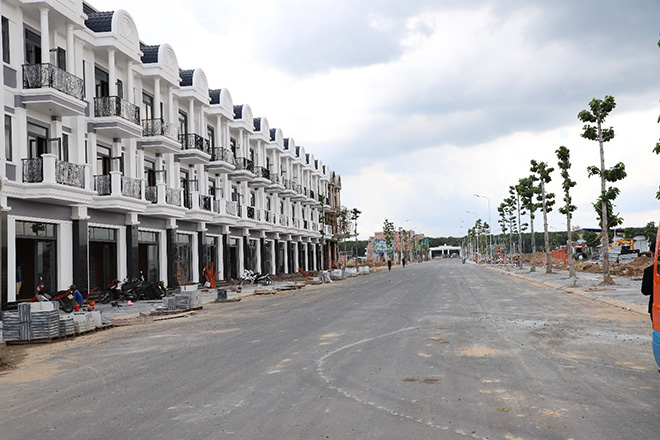 Dãy shophouse đẳng cấp ngay trục chính khu đô thị Century City đang sẵn sàng bào giao cho khách hàng.