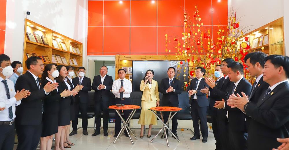Tập đoàn Kim Oanh chào đón năm mới bằng những tràng pháo tay rộn rã cùng bài hát truyền thống “Tự hào Địa ốc Kim Oanh”