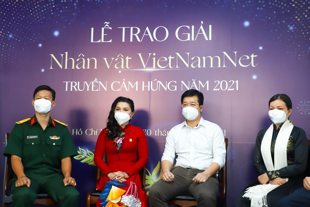 Doanh nhân Đặng Thị Kim Oanh trao tặng máy thở và trang thiết bị y tế hỗ trợ điều trị Covid-19 tại Long An