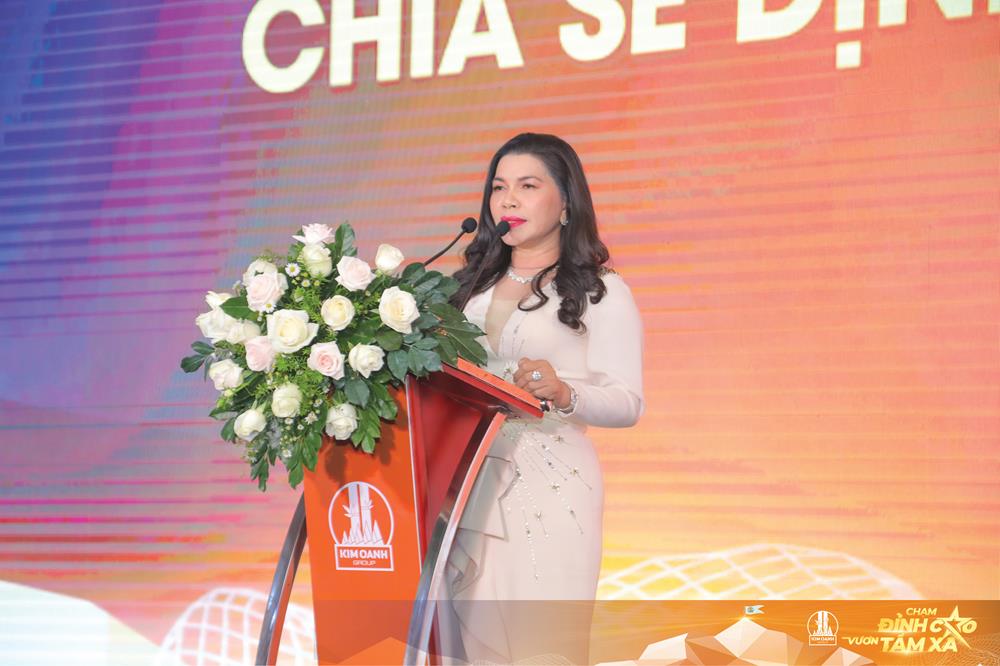 Bà Đặng Thị Kim Oanh – Chủ tịch HĐQT Tập đoàn Kim Oanh chia sẻ những định hướng và chính sách năm 2022 cho hệ thống