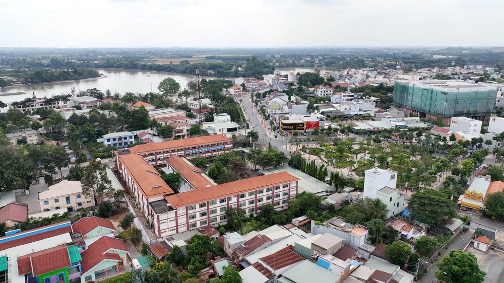 Khu vực trung tâm Tân Uyên đang chuyển mình phát triển mạnh mẽ kéo theo sự sôi động của thị trường bất động sản.