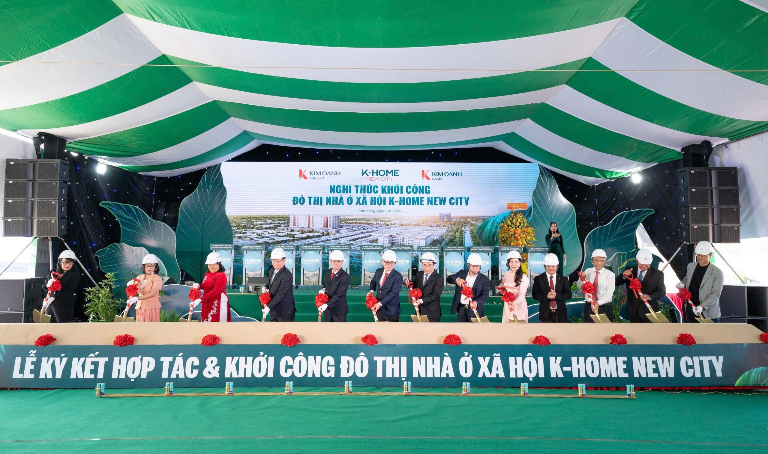 Lãnh đạo Bộ Xây dựng, lãnh đạo tỉnh Bình Dương cùng Ban lãnh đạo Kim Oanh Group thực hiện nghi thức xúc cát khởi công dự án K-Home New City.