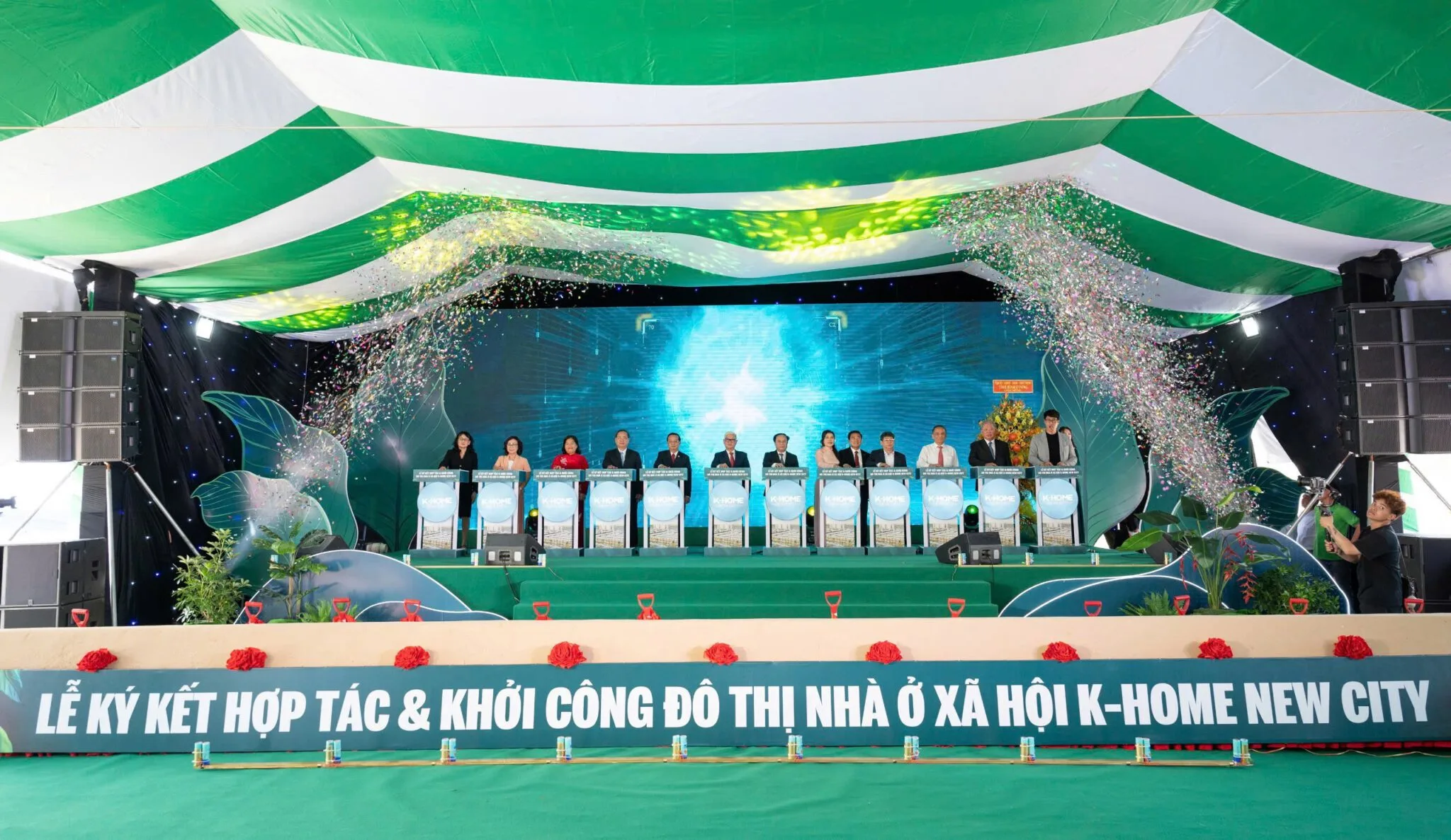 Lãnh đạo Bộ Xây dựng, lãnh đạo tỉnh Bình Dương cùng Ban lãnh đạo Kim Oanh Group thực hiện nghi thức phát lệnh chính thức khởi công dự án K-Home New City.