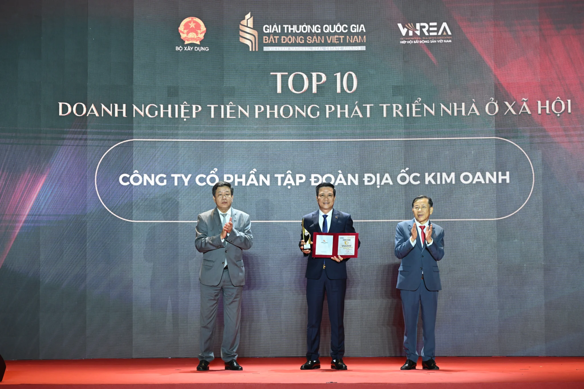 Ông Tô Duy Chinh – Phó Tổng Giám đốc Kinh doanh Kim Oanh Land – đại diện nhận giải “Top 10 doanh nghiệp tiên phong phát triển nhà ở xã hội”