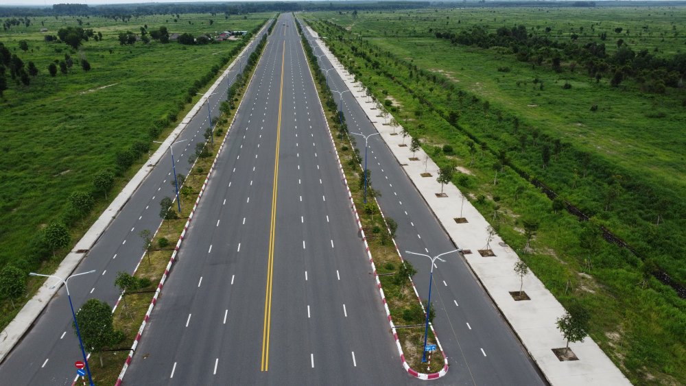 Đường có 6 làn dành riêng cho ô tô và 4 làn xe hỗn hợp 2 bên.