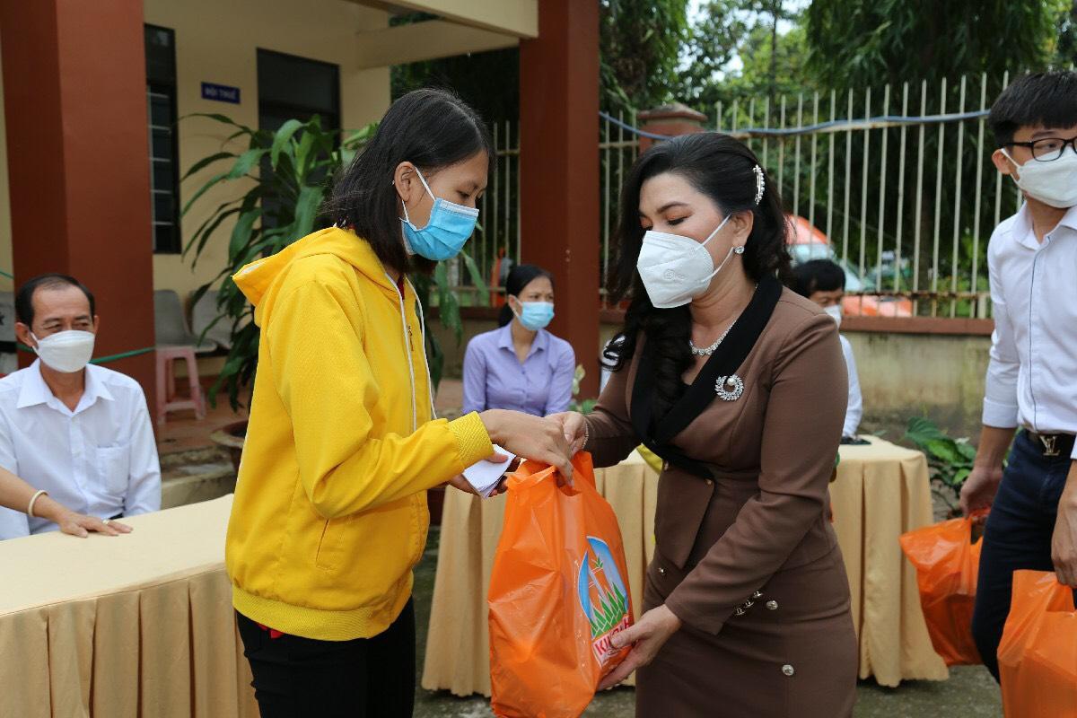 Bà Đặng Thị Kim Oanh - Chủ tịch Quỹ Từ thiện Kim Oanh trao tặng quà hỗ trợ người dân phường Hiệp An.