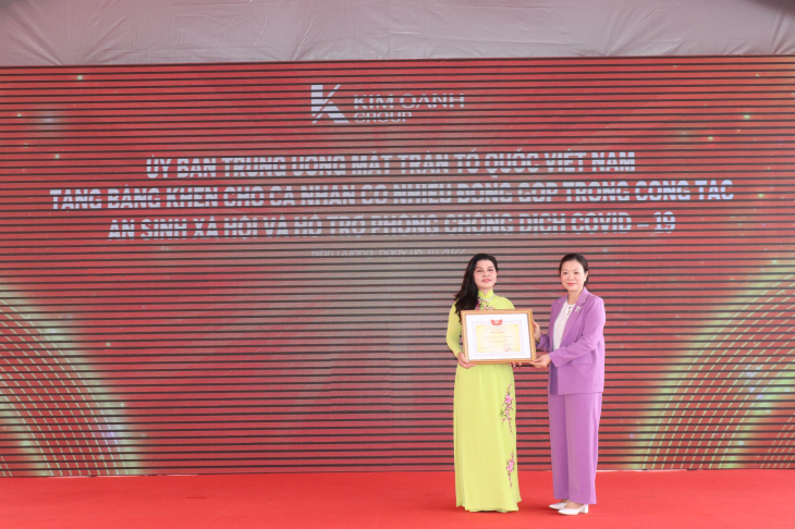 Bà Trương Thị Ngọc Ánh (bìa phải) - Phó Chủ tịch Ủy ban Trung ương MTTQ Việt Nam trao tặng Bằng khen cho Quỹ từ thiện Kim Oanh